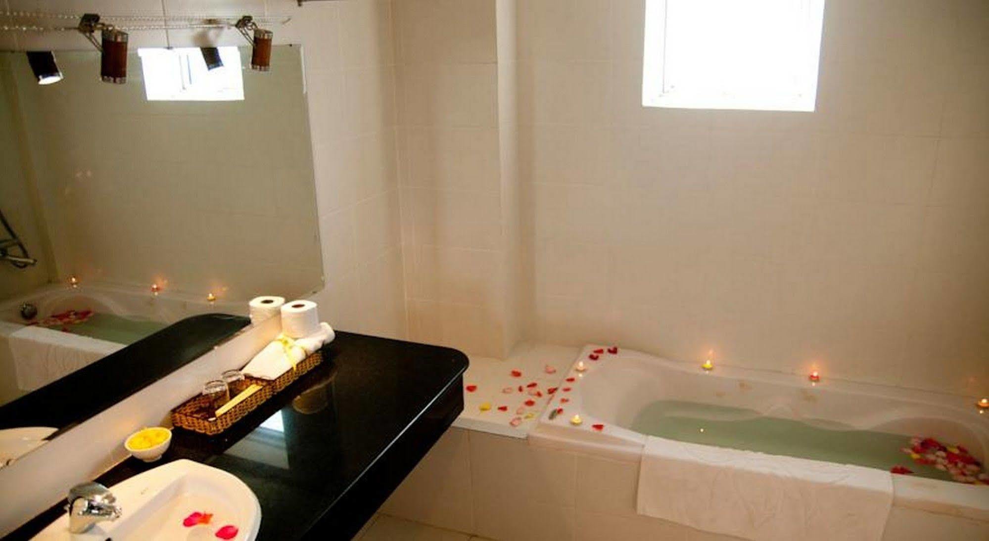 Golden Lotus Otel Hue Dış mekan fotoğraf